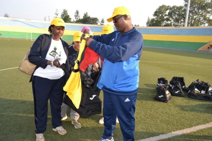 Abakunzi ba Mukura Victory Sports baba I Burayi bayihaye inkunga