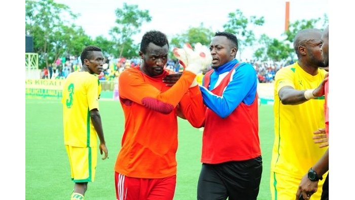 Ndoli  ahishuye ko Bakame yamuroze akamusenyera urugo : Yasezeye umupira w’amaguru mu gahinda