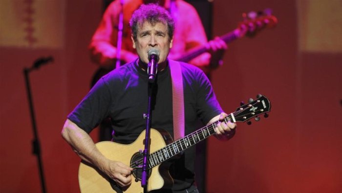 Uwaririmbye ‘Asimbonanga na Ibhola lethu’ zikunzwe muri Afurika yitabye Imana