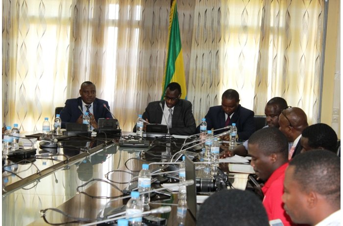 Minisitiri w’uburezi yaryumyeho ku bye n’uwamureze ko amwanga akanamugambanira