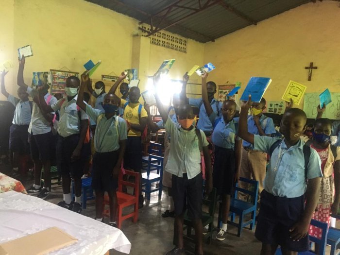 Sendika y’abarimu yahaye ibikoresho abanyeshuri bo muri GS Sainte Famille