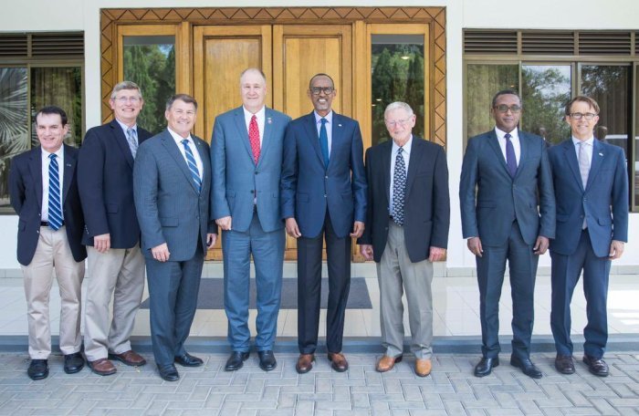 Perezida Kagame yagiranye ibiganiro n’itsinda riturutse muri USA ririmo Abanyabigwi muri Sena