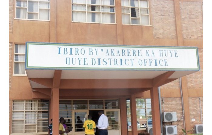 Huye-Mbazi&nbsp;: Abaturage barashinja umwe mu bayobozi kubaka ruswa no kubaha serivise mbi