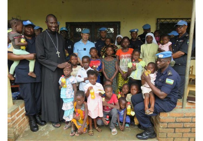 Abapolisi b’u Rwanda bari mu butumwa muri Centrafrique bagobotse imfubyi zaho