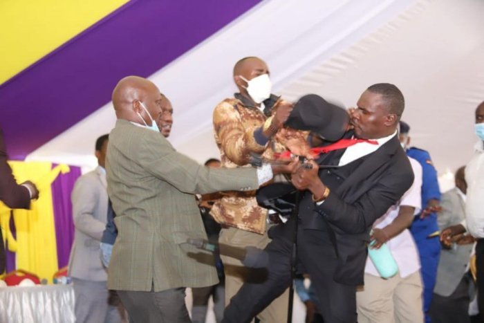 Kenya&nbsp;: Abadepite bafatanye mu mashati bari mu kiriyo