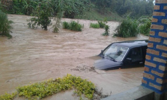Imvura yateje umwuzure muri Gicumbi yahitanye umuntu inangiza ibindi byinshi