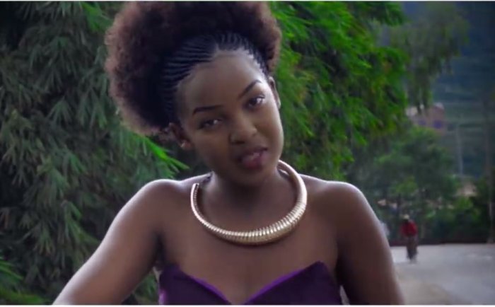 Umunyamakuru Clarisse Karasira yashyize ahagaragara indirimbo  yise ‘NTIZAGUSHUKE’ n’ amashusho yayo [YAREBE]