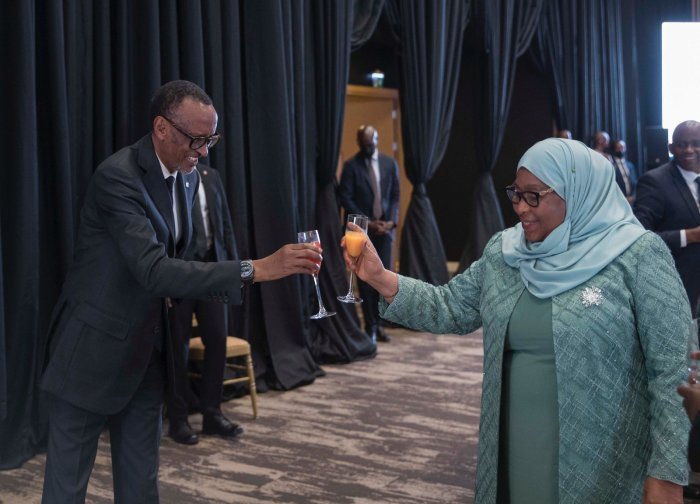 AMAFOTO&nbsp;: Perezida Kagame yakiriye mugenzi we Samia Suluhu barasangira