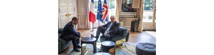 Minisitiri w’ Intebe Boris  yakandagiye ku meza aganira na Macron benshi babyita igitutsi