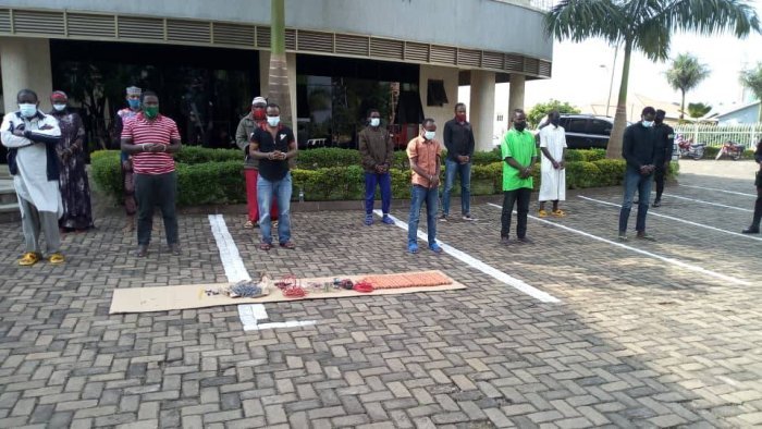 Polisi yerekanye abantu 13 bafashwe bakorana n’Umutwe ukorana na IslamicState bateganyaga gutera ibiturika muri Kigali