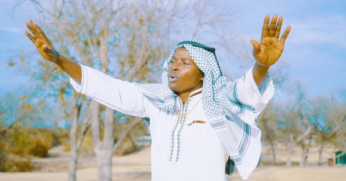 Mu ndirimbo nshya ’Icyubahiro’ Jef King yifashishije Karyuri mu mashusho