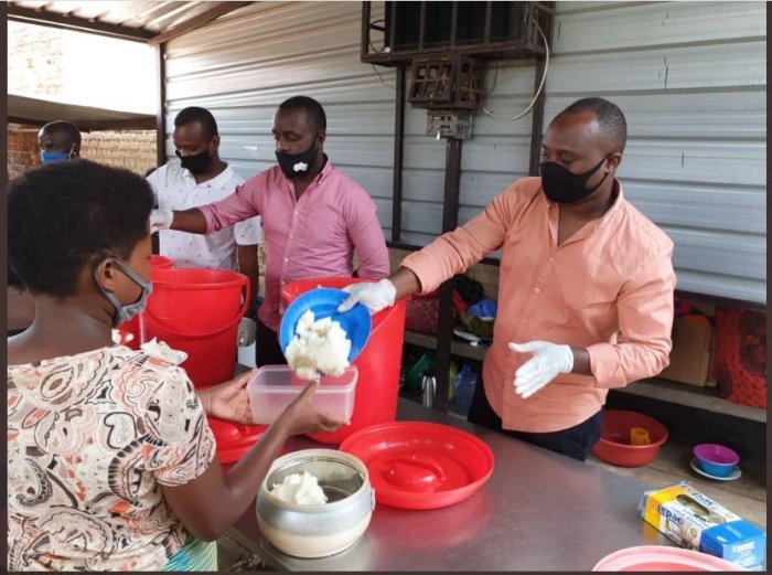 King James yahaye inkunga ya ‘kawunga’ Umuryango Solid Africa ukora ibikorwa by’urukundo no kugaburira abarwayi