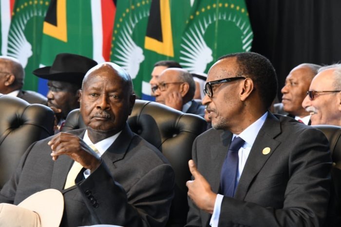 Perezida Kagame na Museveni bicaranye mu irahira rya Ramaphosa baraganira