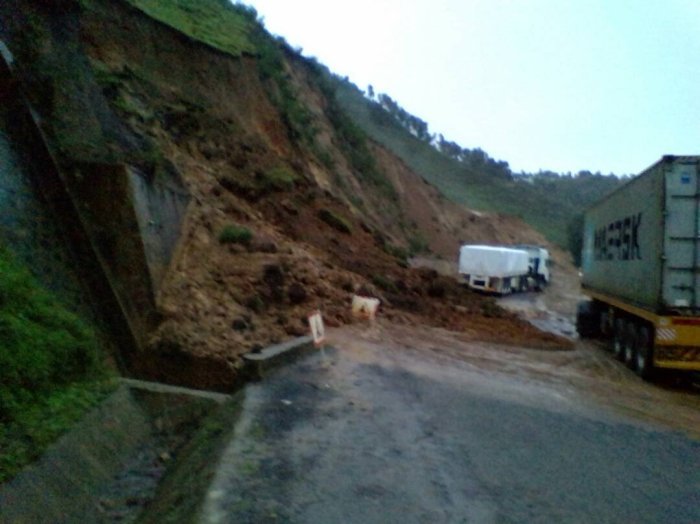 Imvura yateje inkangu yangije umuhanda Muhanga - Karongi, ubu nturi nyabagendwa