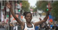 Nyirarukundo Salome yongeye kwandika amateka yegukana Marathon ya Montréal muri Canada