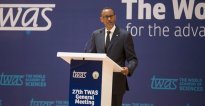 Perezida Kagame yahawe igihembo ahita agitura Abanyarwanda bose bamuteye ingabo mu bitugu