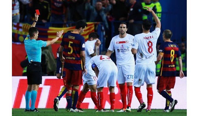 Mu mukino wabonetsemo amarita menshi atukura, Barcelona yegukanye ikindi gikombe