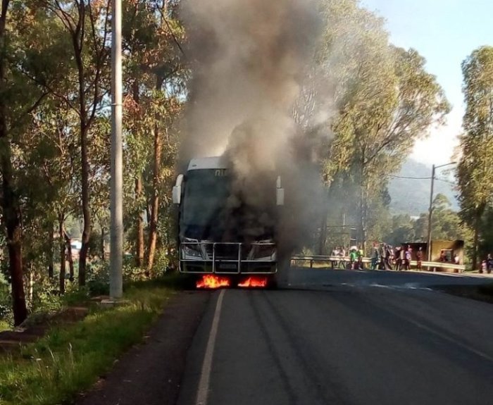 Gakenke&nbsp;: Bus ya Ritico yari itwaye abagenzi yahiye irakongoka-Amafoto