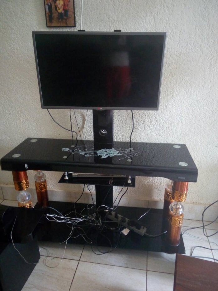 LG Flat Screen 32px na TV Stand bigurishwa kuri macye 