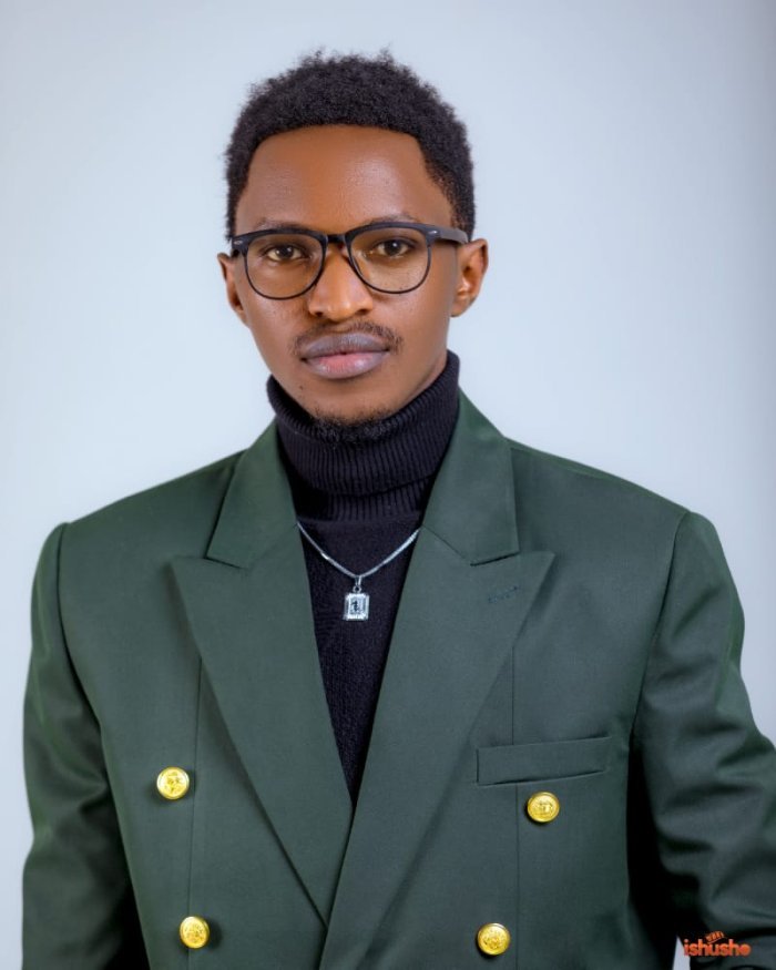 Junior Rumaga yifashishije ubusizi ahishura ubuzima busharira yakuriyemo n’uko nyina yabyitwayemo