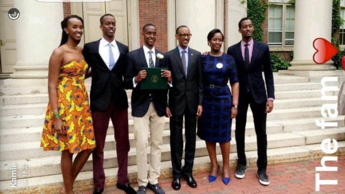 Perezida Kagame n’umuryango we bakwifurije iminsi mikuru y’ibyishimo n’amahoro