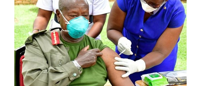 Museveni watangaje ibyamubayeho i Kigali  muri CHOGM yemeje ko Abana muri Uganda batangira gukingirwa  COVID-19