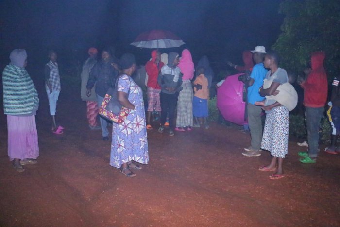 Gisagara&nbsp;: Abaturage mu rujijo, amabuye ngo ari guterurwa n’imbaraga zidasanzwe akitura ku nzu y’umuturanyi wabo  