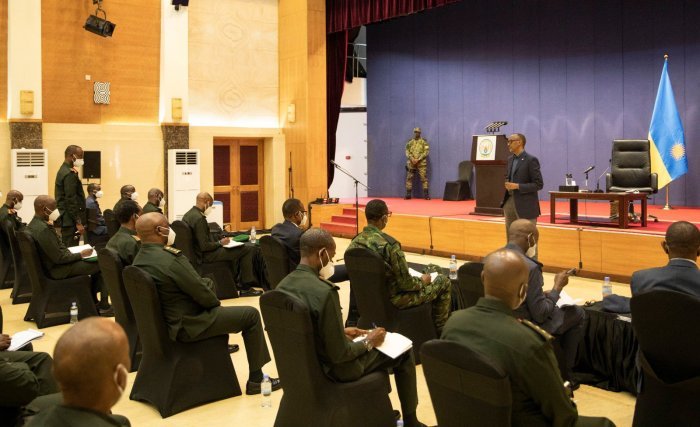  Mu mafoto&nbsp;: Perezida Kagame yaganiriye n’abasirikare bakuru