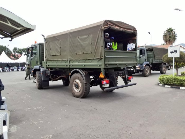 Abanyekongo bahunze Ikirunga bari mu Rwanda batangiye gutahuka bafashijwe n’imodoka za Gisirikare
