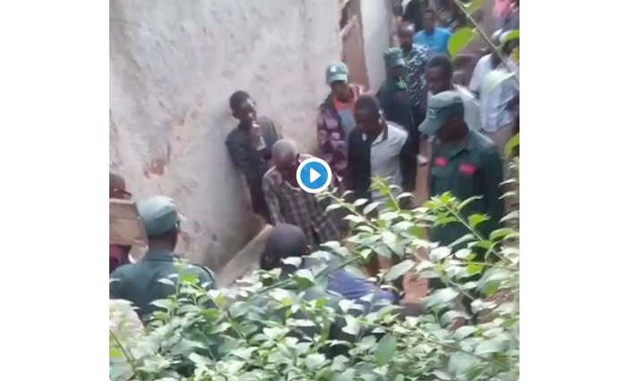 Kigali&nbsp;: Abagaragaye muri video bakubita ukekwaho kwiba telefone  batawe muri yombi 