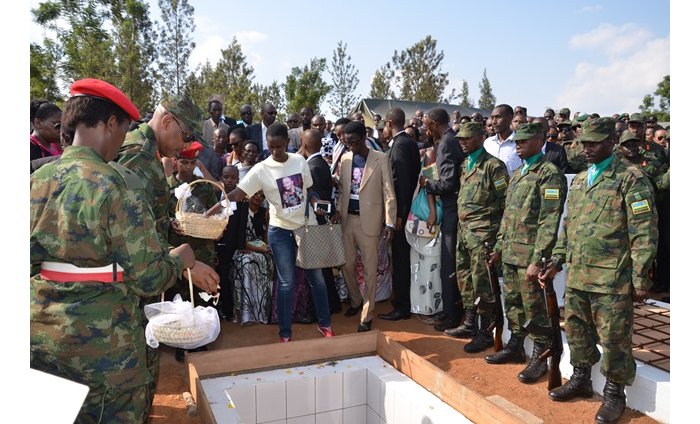 Mu mihango yo kumushyingura, Col Willy Bagabe yashimiwe ubutwari bwamuranze