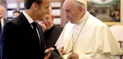 Papa Francis yakiriye Perezida Emmanuel Macron baganira ku kibazo cy’abimukira