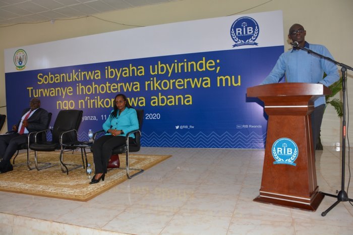 Minisitiri Busingye yavuze ku bagabo basambanya abakobwa bitwaje ko bambara imyenda migufi