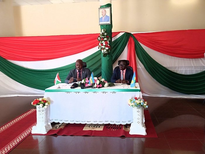 AMAFOTO&nbsp;: Guverineri Habitegeko yambutse ajya mu Burundi kuganira na Mugenzi we wa Cibitoke