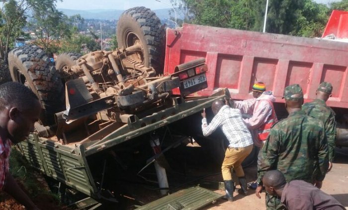 Kicukiro&nbsp;: Ikamyo yari itwaye abasirikare yakoze impanuka ikomeye