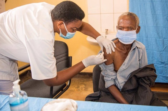 Rwanda : Aba mbere bamaze gukingirwa…Abajyanama b’Ubuzima bari mu bahereweho