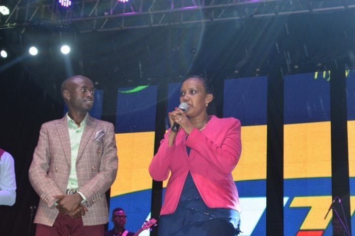 Umugore wa Apotre Masasu yahanuye benshi  barakizwa mu gitaramo cya Patient Bizimana-Amafoto