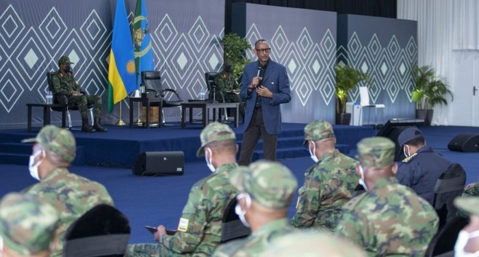 Nyuma yo kuganira n’Abasirikare bakuru, Kagame yahise azamura 5 abaha ipeti rya Colonel
