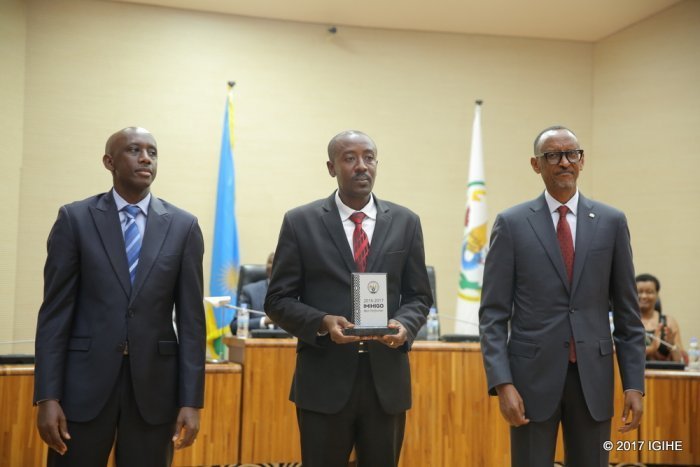 Rwamagana yisubije umwanya wa mbere  mu mihigo, Nyanza yibera iya nyuma