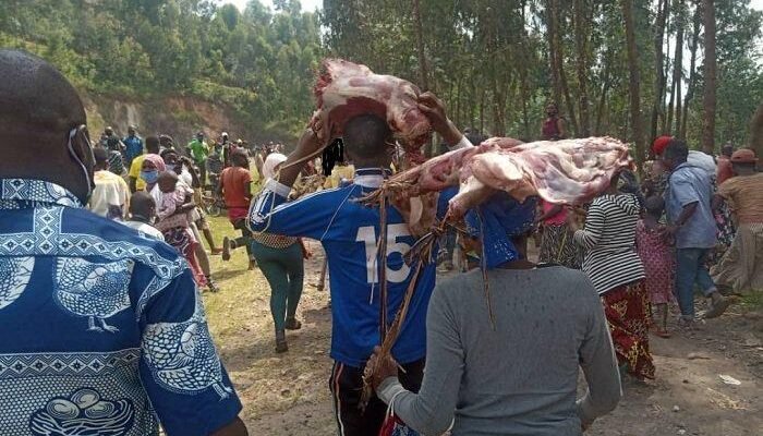 Mu mafoto&nbsp;:  Umugabo n’umugore bafatiwe mu cyuho bari kubaga ihene bibye bazengurutswa Umujyi wa Musanze bikoreye inyama