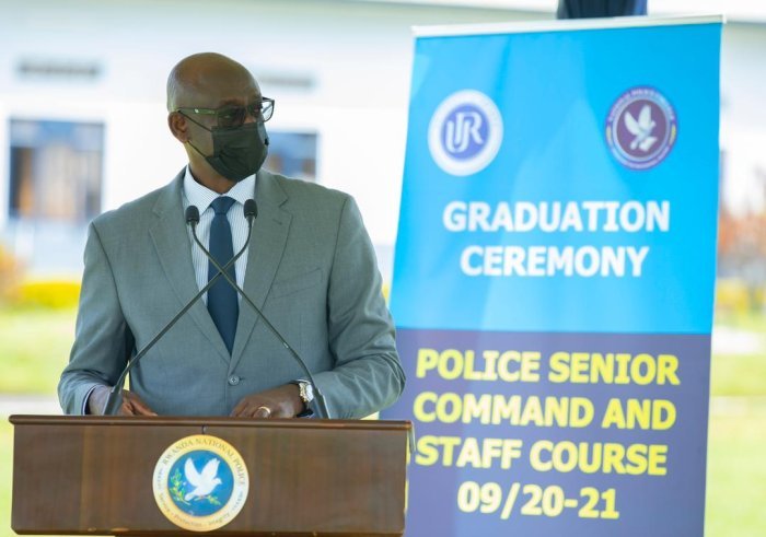 Mugiye gukorera abeza, ababi, abahuzagurika n’abatazwi- Busingye abwira abarangije amasomo mu ishuri rya Polisi