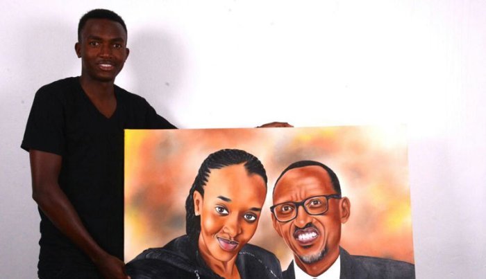 Perezida Kagame yanyuzwe n’igihangano cy’uwamushushanyije ari kumwe na Ange Kagame