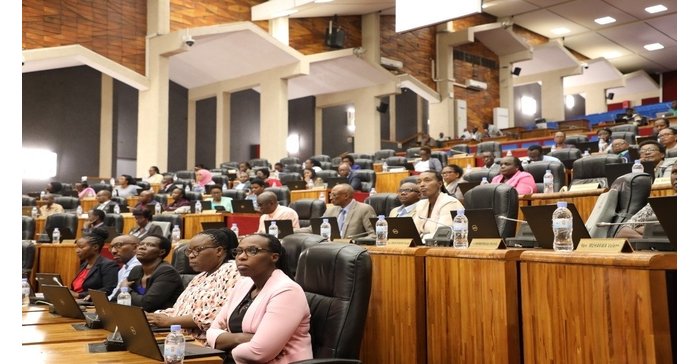 Abaminisitiri 4 n’Umunyamabanga wa leta bagiye guhatwa ibibazo  