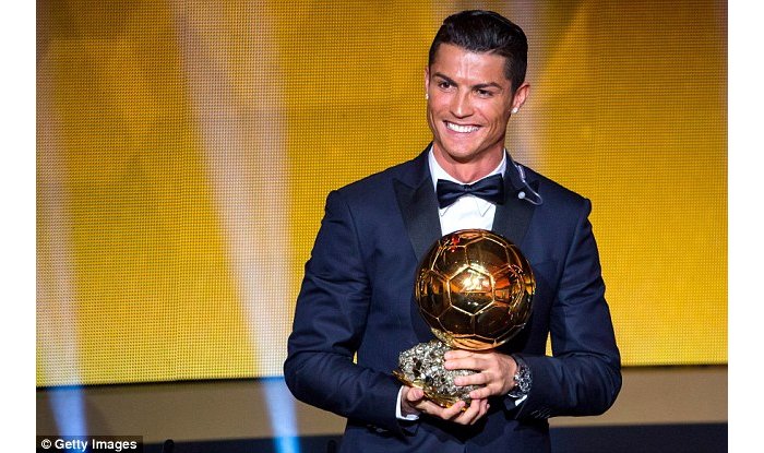 Cristiano Ronaldo yakoze andi mateka ahigika Lionel Messi, atwara Ballor d’Or ye ya kane
