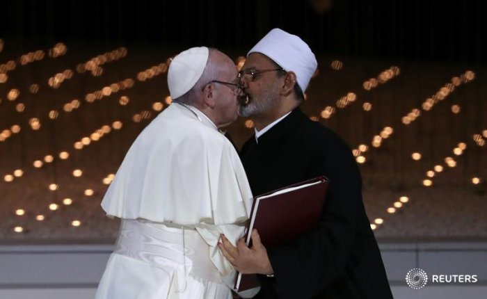 Papa Francis yagaragaye asomana n’ umuyobozi w’ abayisilamu bikurura impaka