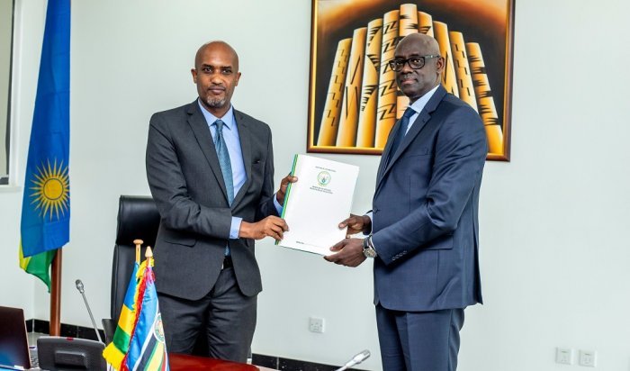 Busingye yahererekanyije ububasha n’umusimbuye avuga urwibutso rwe mu myaka 8 amaze muri MINIJUST