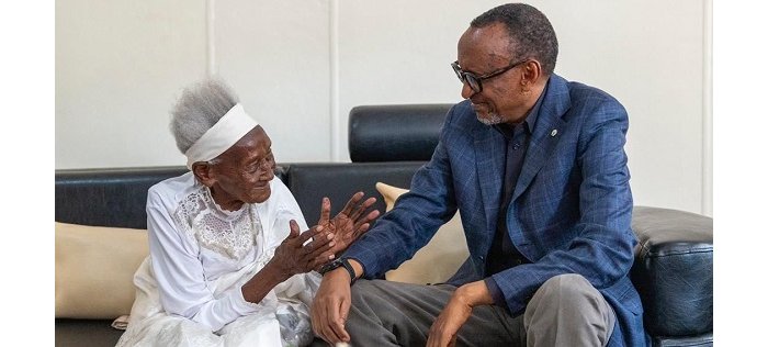 Perezida Kagame yasuye  Inshuti ye  Nyiramandwa  w’Imyaka 110 