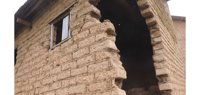 Rubavu:Babeshywe gusurwa na Minisitiri,Abana bamaze imyaka ine baratawe n’Ababyeyi inzu yabasenyukiyeho ubuyobozi bubizi 