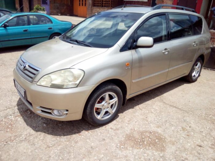 Toyota Avensis Verso igurishwa kuri 8,000,000Rwf