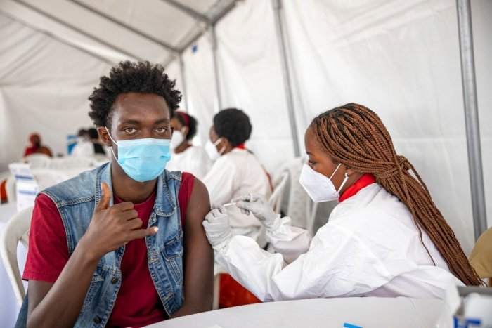 COVID : Gukingira abafite imyaka 18 muri Kigali byasubukuwe nyuma y’iminsi micye bisubitswe kubera ubwinshi bw’abitabira